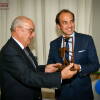 Dos hombres con trofeos