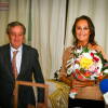 Un hombre y una mujer con ramos de flores