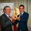 Dos hombres con trofeos