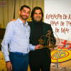 Dos hombres con trofeo