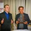 Dos hombres con trofeo