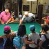Un socio enseña a los niños a jugar al villar