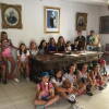 Los niños del campamento urbano en la sala de juntas del casino