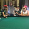 Niños jugando al villar en el Casino