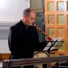 José Ramón Cid tocando la flauta y tamboril