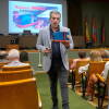 Antonio Sánchez enseña un proyector Cine Nic original durante una conferencia en Béjar.