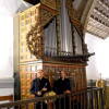 Dos personas junto al organo de Santa María la Mayor de Béjar