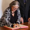 La ponente firma en el libro de honor del Casino