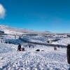 Montaña con nieve y varias personas