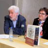 Primer plano del libro "Historia de los Duques de Béjar" junto a Emiliano Zarza y Josefa Montero