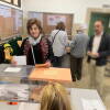 Elena Martín depositando su voto en la urna