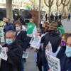 Representantes de la plataforma en defensa del hospital de Béjar frente a la Consejería de Sanidad en Valladolid