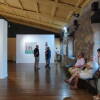 Visitantes observan las obras expuestas en la muestra "Femenino Plural" en El Bodegón de Béjar, edición 2025.