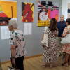Visitantes observan las obras y poemas en la muestra de Fernando Sánchez en Béjar