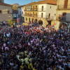 Peñas en la Plaza Mayor de Béjar durante el pregón de las fiestas