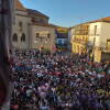 Peñas en la Plaza Mayor de Béjar durante el pregón de las fiestas