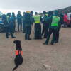 Perro especialista en búsqueda junto a miembros de Guardia Civil, Cruz Roja y Protección Civil