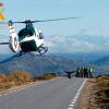Helicóptero Guardia Civil aterrizando en la carretera de la Sierra de Béjar