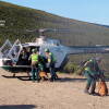Helicóptero Guardia Civil junto a perros especialistas