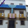 Balcones engalanados junto a la iglesia de San Juan