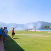 Humo del incendio tras el muro de la Piscina de La Cerrallana