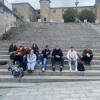 Alumnos lituanos en las escaleras junto al Palacio Ducal de Béjar