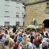 La imagen de la Virgen del Castañar Saliendo del Santuario