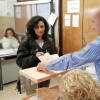 Isabel López depositando su voto en la urna
