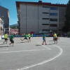 Personas jugando un partido de baloncesto en la plaza de Santa Teresa en Béjar