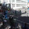 Jugando un partido de baloncesto en la plaza de Santa Teresa en Béjar