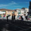 Jugando un partido de baloncesto en la plaza de Santa Teresa en Béjar