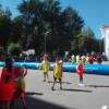 Jugando un partido de baloncesto en la plaza de Santa Teresa en Béjar