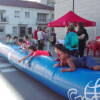 Niños viendo un partido de baloncesto en la plaza de Santa Teresa en Béjar