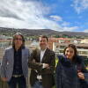 Dirigentes populares posando con Béjar de fondo
