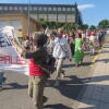 Personas marchan en Béjar con pancartas y banderas palestinas en apoyo a Palestina