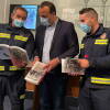Bomberos de Béjar junto al diputado de cultura durante la presentación del libro en la Salina