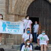 Manifestantes en la puerta de la iglesia de El Salvador