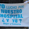 Manifestantes con pancarta Yo Lucho por Nuestro Hospital ¿Y tú?