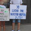 Manifestantes con carteles reivindicativos