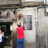 Los hijos de Julio Hernández depositan las flores junto a la placa