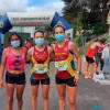 tres mujeres abrazadas conformando pódium