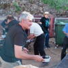 Celebración del Mejillón Rock en la localidad de San Martín del Castañar EL alcalde, Alfonso Buenaventura  sirviendo mejillones