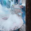 Celebración del Mejillón Rock en la localidad de San Martín del Castañar preparando los mejillones