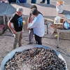 Celebración del Mejillón Rock en la localidad de San Martín del castañar, el alcalde supervisa la preparación de los mejillones