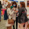 La alcaldesa atiende a las vistas al stand de Béjar en Naturcyl