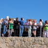 Grupo de personas subida en la muralla de Béjar