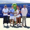 Julia Millán y Pablo Pérez posan con el trofeo de campeones absolutos del Open Ciudad de Béjar 2025 junto a autoridades locales.