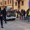 Varios guardia civiles con capucha y un vehículo en la calle
