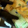 Dinero en manos de una persona