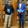Dos personas con libro entre sus manos